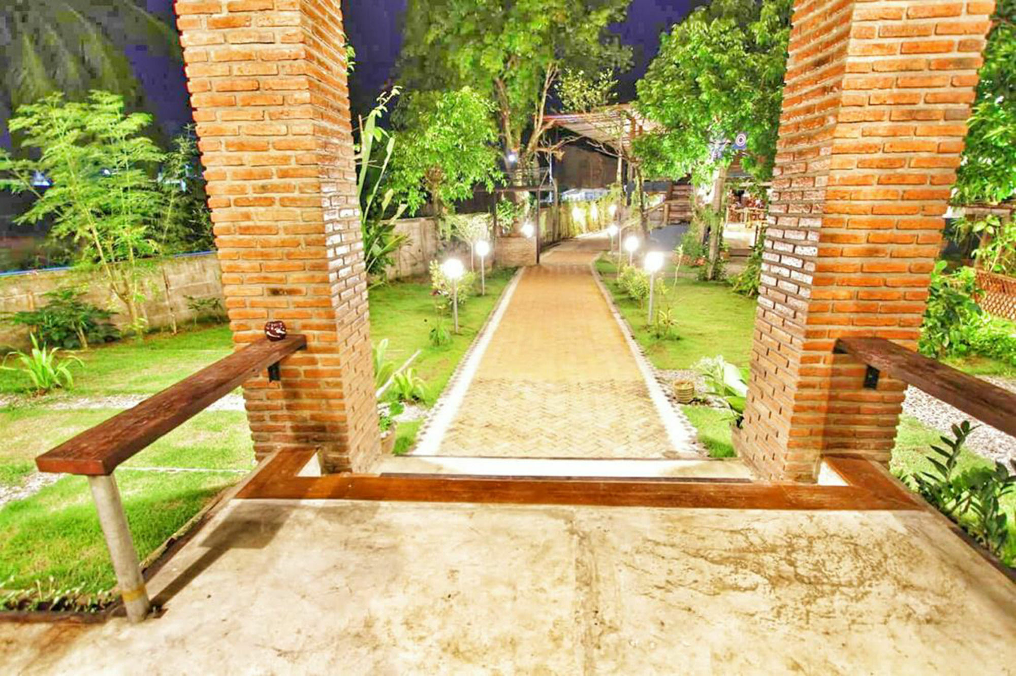 Above The Sea Maesariang Hotel Mae Sariang Exterior foto